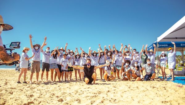 Vitor Kley se une a centenas de voluntários para uma ação de limpeza da Praia Brava, em Itajaí