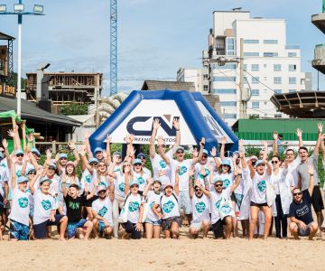 Ação Brava Limpa reúne dezenas de voluntários em 4° mutirão de limpeza da praia