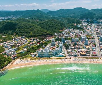 Turismo em alta: expectativas de temporada recorde em Balneário Camboriú e Itajaí